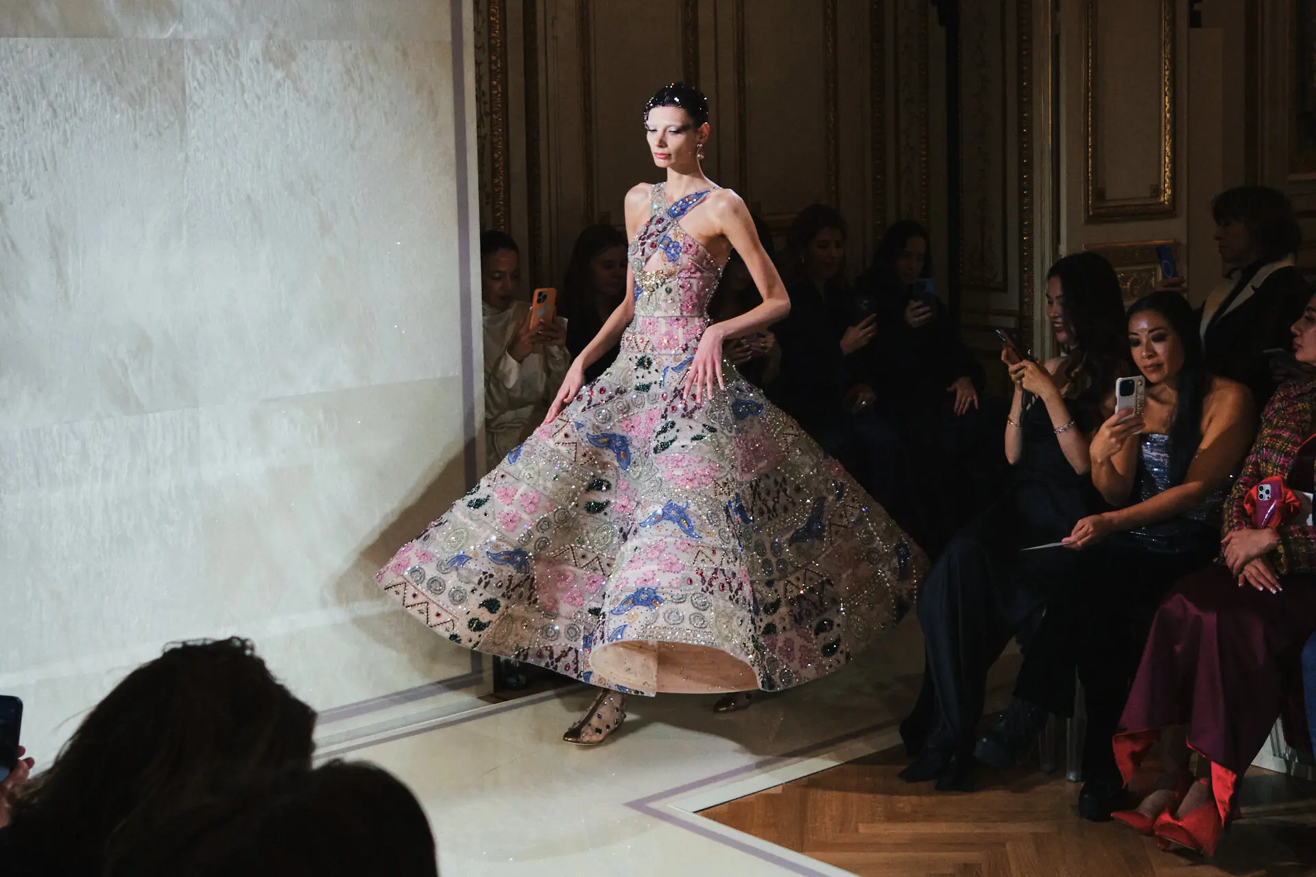 Ця сукня була однією з кількох вишуканих виробів з бісеру на показі Armani Privé, які свідчили про те, що сторінка звернулася до тихої розкоші.